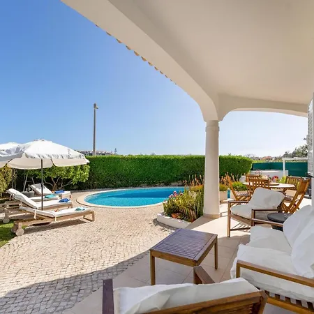 - Pool & Garden Vila *