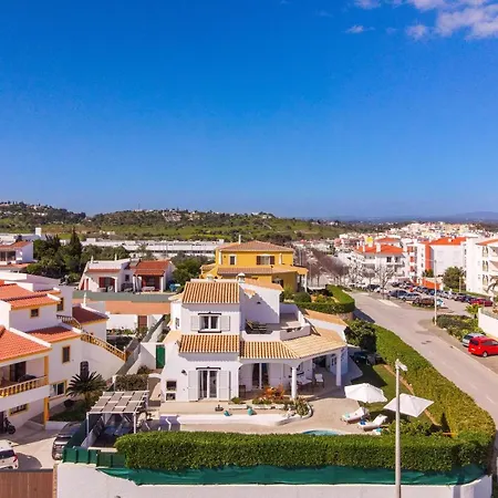 - Pool & Garden Vila