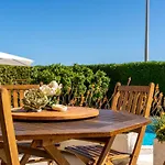 - Pool & Garden Βίλα Λάγος