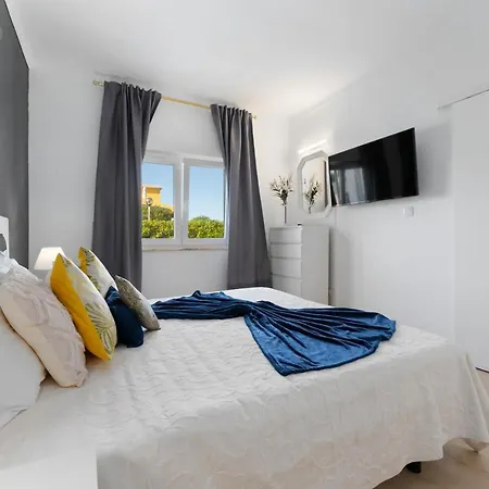 Villa - Pool & Garden Lagos