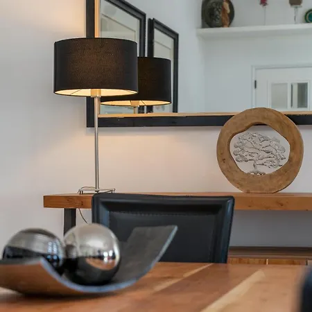 - Pool & Garden Vila