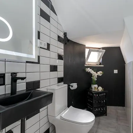 - Pool & Garden Villa Lagos