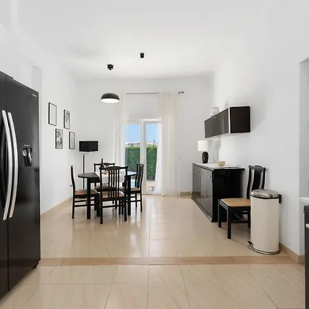 - Pool & Garden וילה